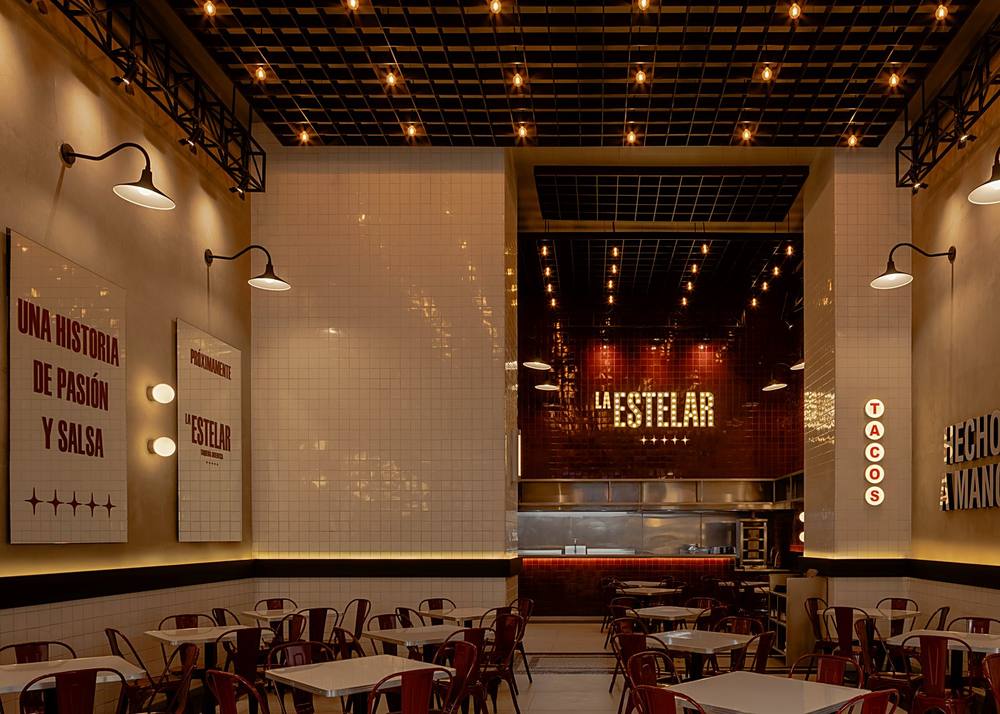Comedor de La Estelar con el letrero iluminado y las sillas rojas