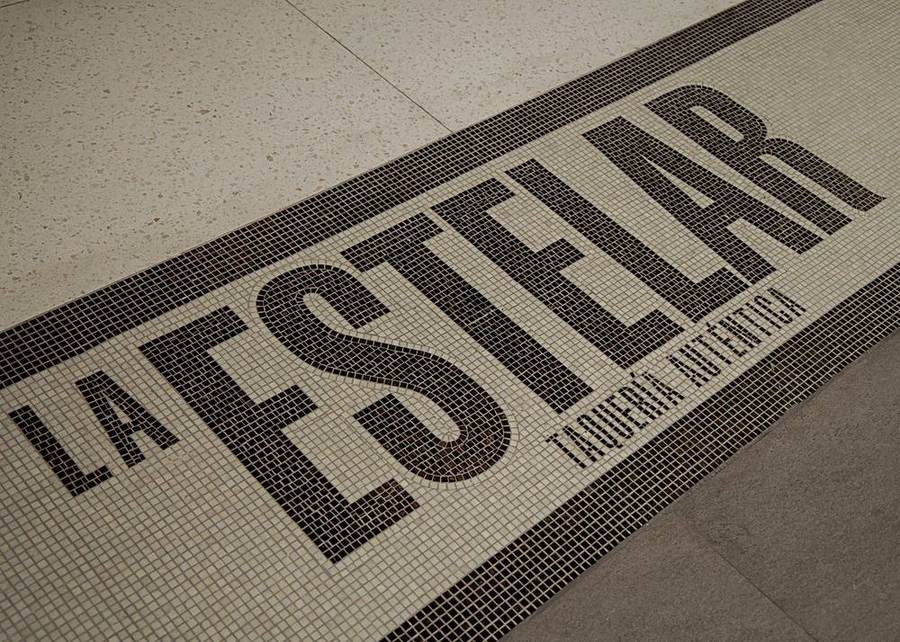 Mosaico de piso La Estelar a la entrada del local